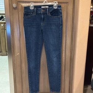 711 Levi’s Skinny Women’s Jean 
Size 24 Excellent pre-owned condition